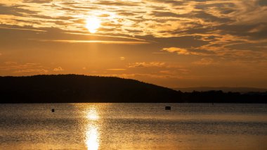 Günbatımında renkli bulutlarla Constance Gölü