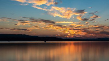Gökyüzünde kırmızı bulutlar ile Sunset gölü Constance 