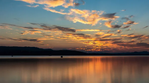 夕阳西下的湖景 天空上乌云密布 — 图库照片