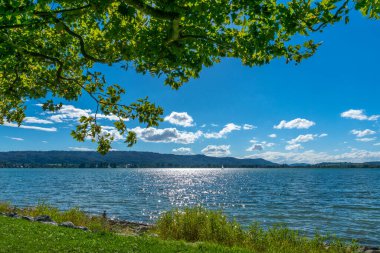 Tatiller güzel Constance Gölü 'nde mavi gökyüzüyle