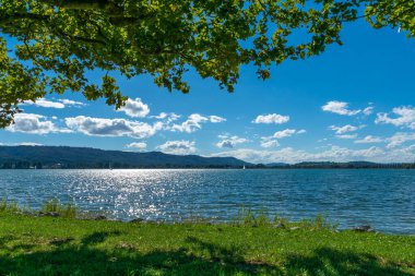 Güzel Constance Gölü 'nde mavi gökyüzü ile yaz tatili