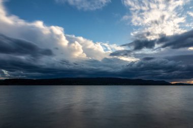 Fırtına gökyüzünde güçlü bulutlarla Constance Gölü üzerinde ilerliyor.