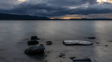 Fırtına gökyüzünde güçlü bulutlarla Constance Gölü üzerinde ilerliyor.
