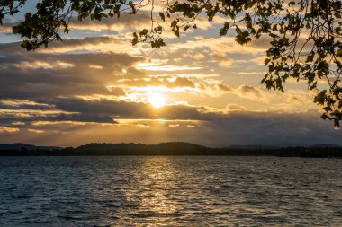 Güzel Constance Gölü 'nde sonbahar tatili günbatımı