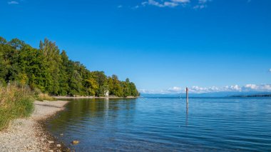 Constance Gölü 'nde mavi gökyüzü ve güneş ışığıyla