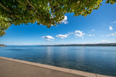 Constance Gölü 'nde mavi gökyüzü ve güneş ışığıyla