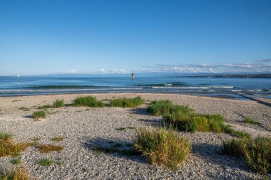 Güzel Constance Gölü 'nde Sonbahar tatili güneşli gökyüzünde