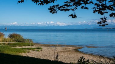 Güzel Constance Gölü 'nde Sonbahar tatili güneşli gökyüzünde