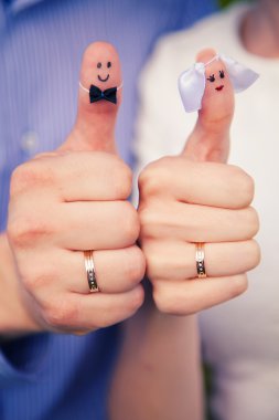 Gelin ve damat giyinmiş elinde yüzükler