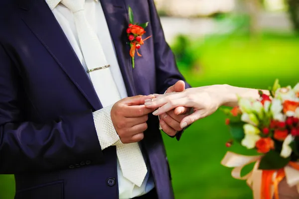 Allo sposo di nozze indossa la sposa anello — Foto Stock