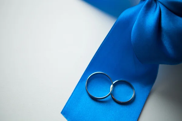 Gold wedding rings on a ribbon — Stock Photo, Image