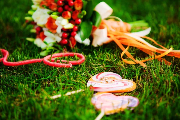 Red wedding bouquet on green grass — Stock Photo, Image