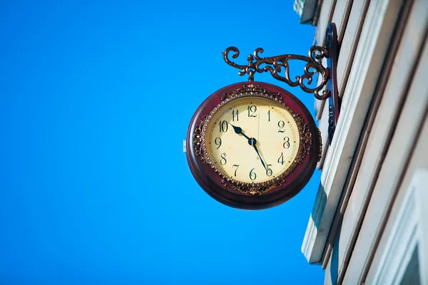 Street clock on the background of blue sky — Stock Photo, Image
