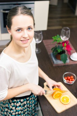 kadın bir portakal keser