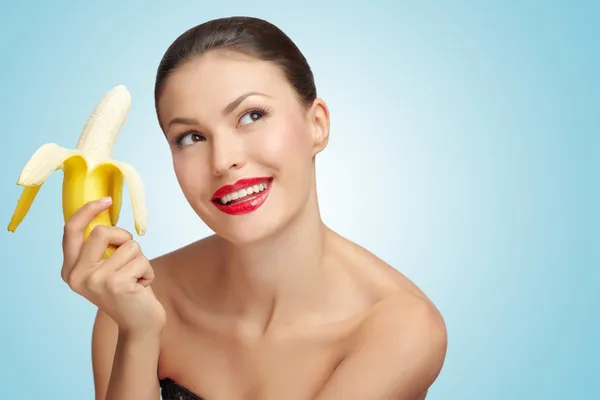 Pelar banana. —  Fotos de Stock