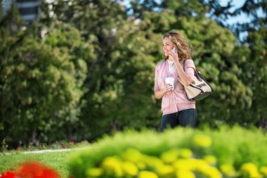 Bayan ve güzel bir şehir.