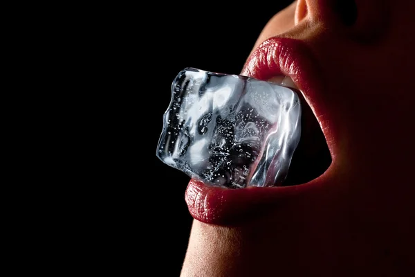 Cubo di ghiaccio in bocca alla donna . — Foto Stock