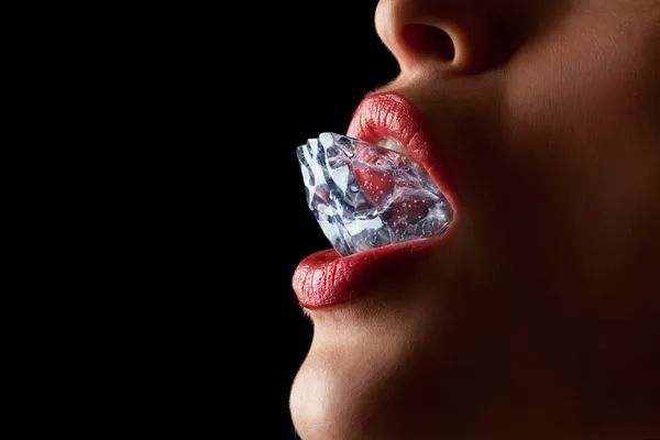 Ледяной куб во рту женщины . — стоковое фото