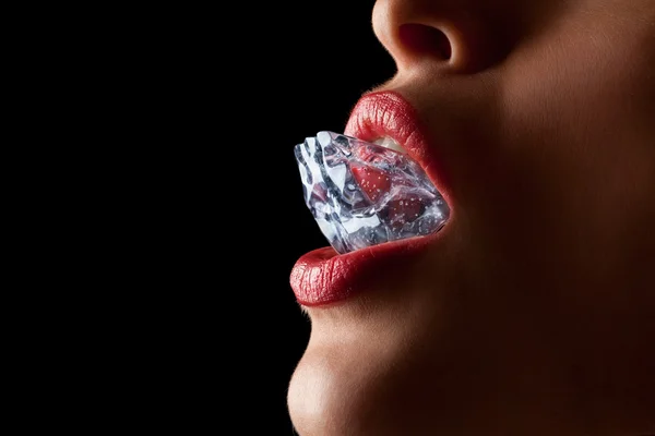 Ice cube kadının ağzına.