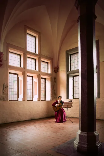 Woman playing guitar in Malbork Castle. — Stock Photo, Image