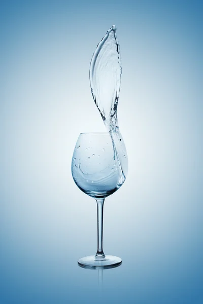 Şarap cam su sıçrama. — Stok fotoğraf