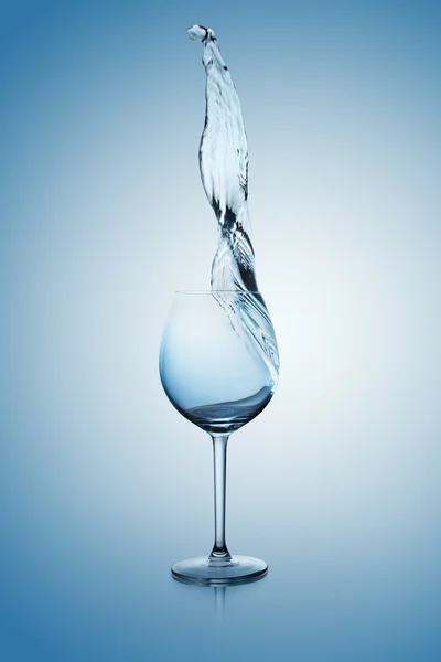 Spruzzi d'acqua nel bicchiere di vino . — Foto Stock