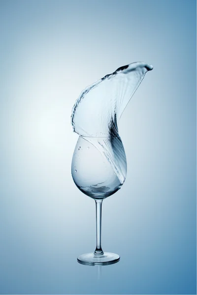 Spruzzi d'acqua nel bicchiere di vino . — Foto Stock