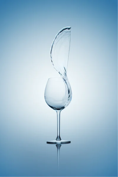 Éclaboussure d'eau dans le verre à vin . — Photo