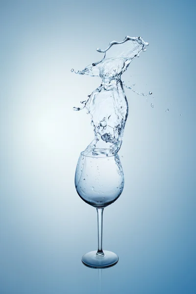 Stříkající vodě v sklenice na víno. — Stock fotografie