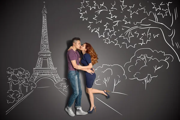 Romantische kus in Parijs. — Stockfoto