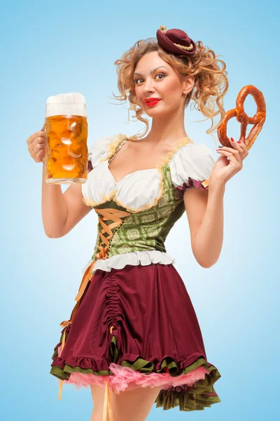 Servire birra e snack . — Foto Stock