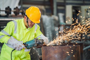 Fabrikadaki çelik yapının üzerinde öğütülen bir elektrikli tekerlek.