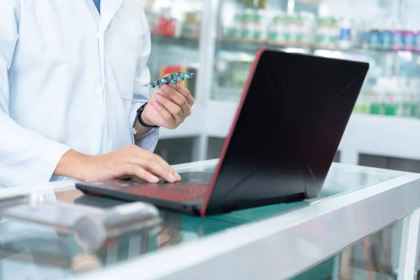 Primer Plano Mano Del Farmacéutico Que Trabaja Farmacia Concepto Atención —  Fotos de Stock