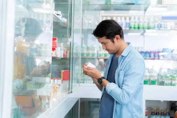 Muž Nakupující Léky Lékárně Koncept Lékařské Péče — Stock fotografie