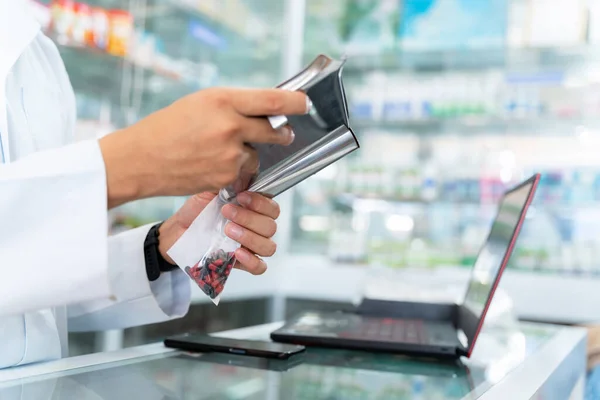 Cerca Mano Farmacéutico Masculino Vertiendo Pastillas Una Bolsa Una Farmacia —  Fotos de Stock