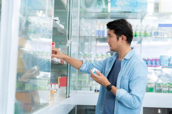 Hombre Está Comprando Medicamentos Para Tratar Condición Una Farmacia Concepto —  Fotos de Stock