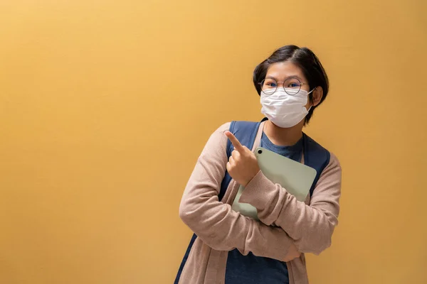 Asiatico Giovane Ragazza Indossare Una Maschera Protettiva Tenendo Tablet Libri — Foto Stock