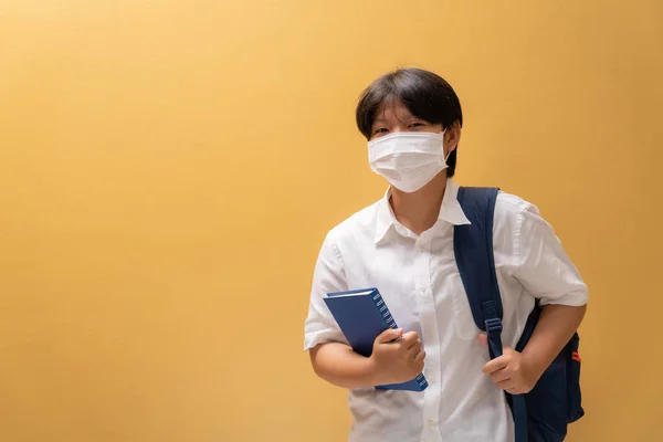 Asian Girl Giving Protective Mask Learning Equipment Student Uniform Εκπαιδευτική — Φωτογραφία Αρχείου