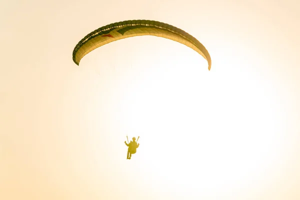 パラグライダーのコンセプト 空と太陽の下でのパラグライダーのシルエット — ストック写真