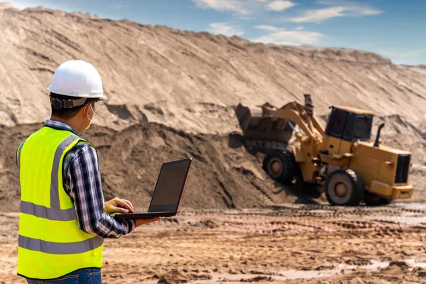 Civil Engineer Using Laptop Inspect Work Yellow Excavator Working Sandpit — Stock Photo, Image