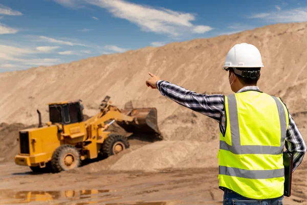 Lavoro Controllo Ingegnere Civile Yellow Excavator Che Lavora Alla Sabbiera — Foto Stock