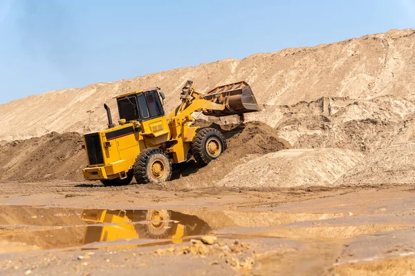 Yellow Excavator Lavora Alla Sabbiera Industria Della Sabbia — Foto Stock