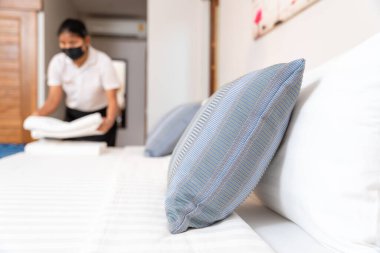 Odak yastığını seç, hizmetçi yatak odasına temiz havlu koyuyor..