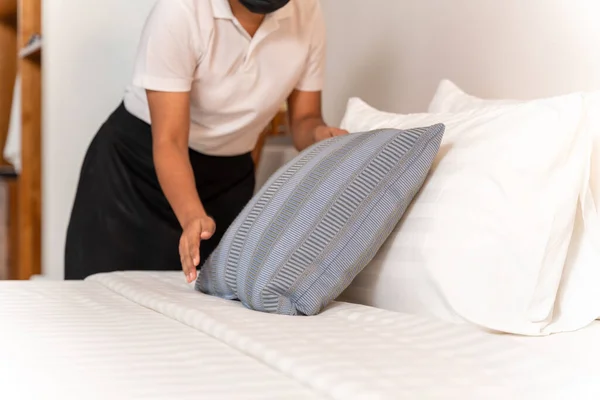 Hand Maid Setting Pillow Bed Sheet Hotel Room — Stock Photo, Image