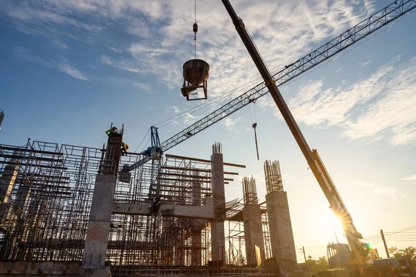 Nşaat Işçisi Inşaat Alanındaki Vinçler Dahil Beton Pompayı Kontrol Ediyor — Stok fotoğraf