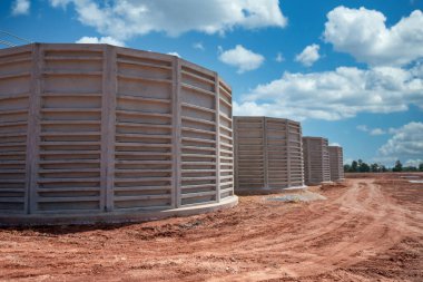 Su arıtma borularının inşaatı - bitmemiş büyük atık su