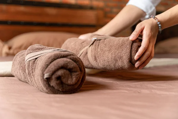 Hand Hotel Maid Making Bed Clean Fresh Towels Hotel Brown — Stockfoto