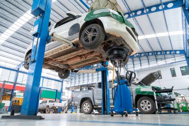 Otomotiv endüstrisi, araba tamir servisi araba fabrikasının epoksi katı, büyük endüstriyel bir binanın içi ya da çelik yapıları olan bir fabrika. Çelik çatı çerçevesi.