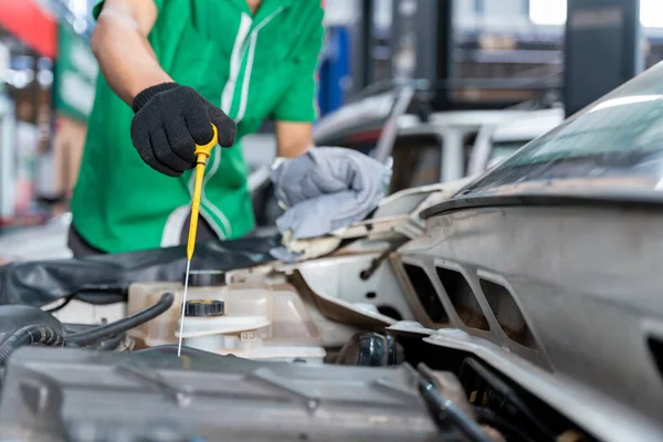 Auto Mecânico Verificando Óleo Motor Para Clientes Que Usam Carro — Fotografia de Stock