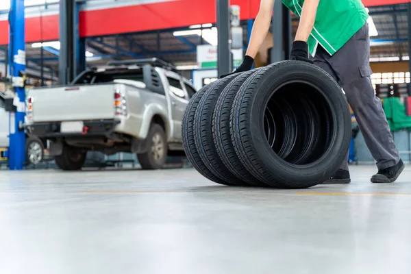 Auto Mecânico Com Pneus Novos Que Mudam Pneus Centro Serviço — Fotografia de Stock